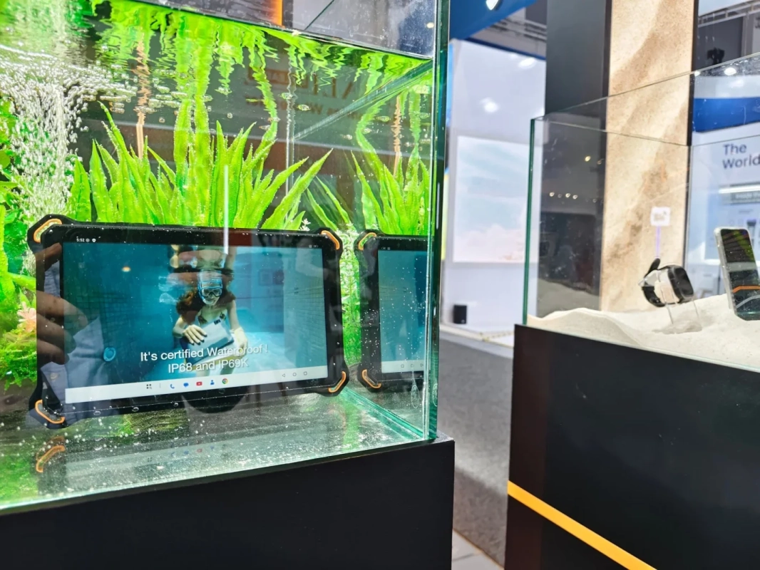 防水性能を示すタブレットのディスプレイ
