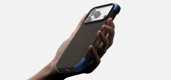 手がスマホを握る、青い角