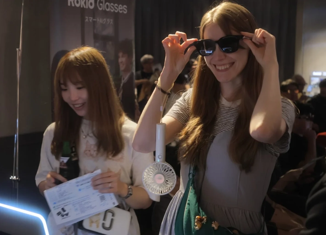 Rokidスマートグラスを試着する女性