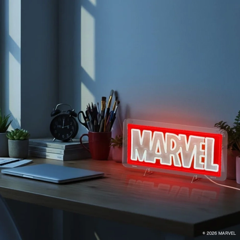 夕暮れ時のデスクに置かれたMARVELライト