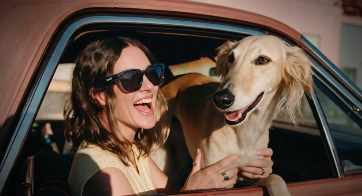 サングラスをかけた女性が大型犬とドライブを楽しむ