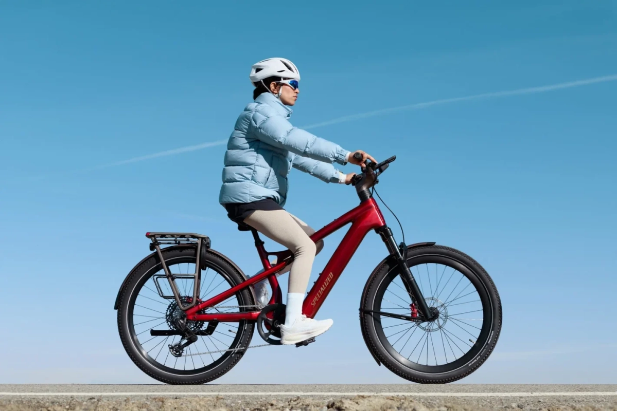 サイクリングを楽しむ女性