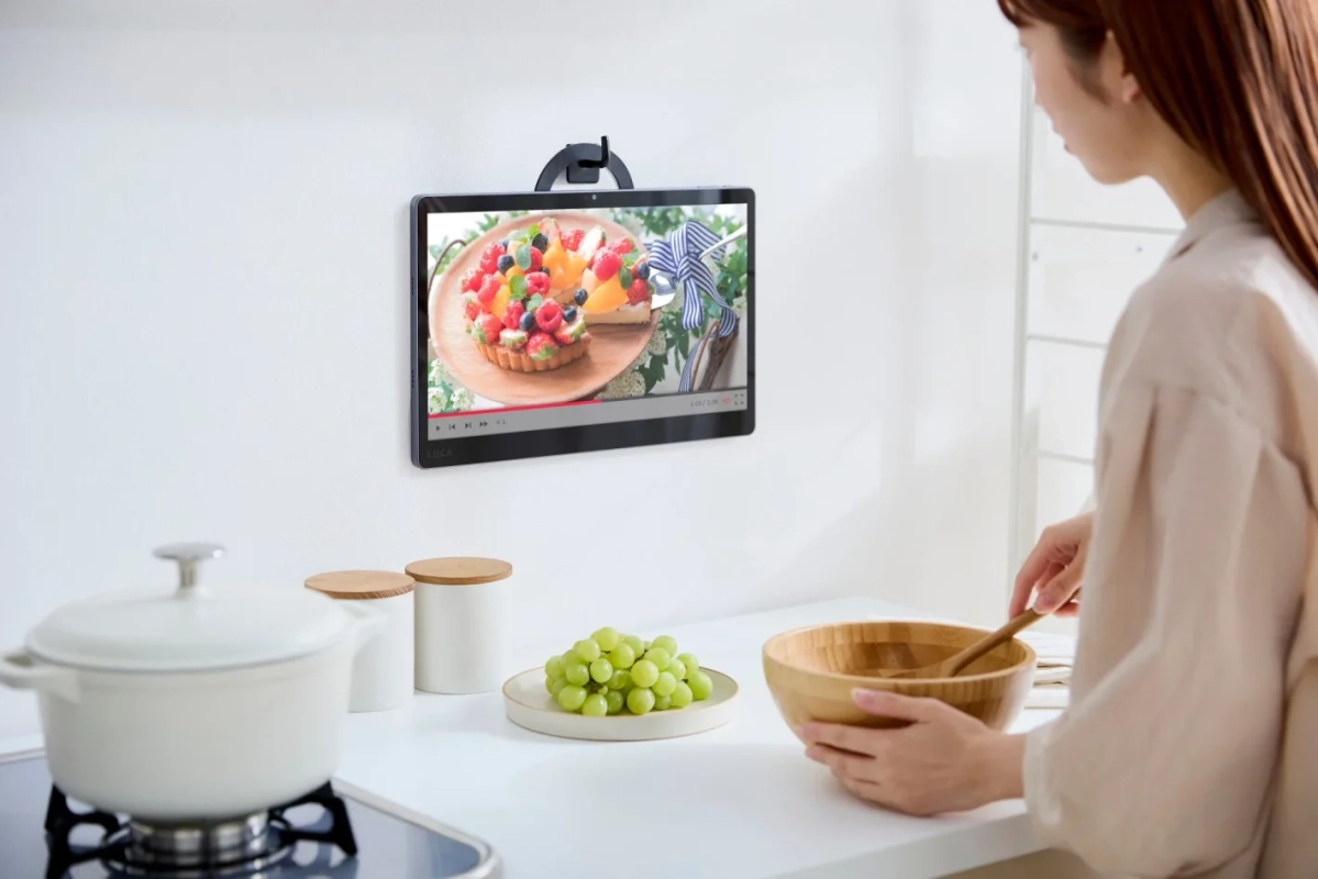 タブレットリングで壁掛けされたタブレット