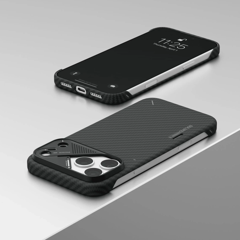 カーボンファイバー柄のケースを装着した2台のiPhone