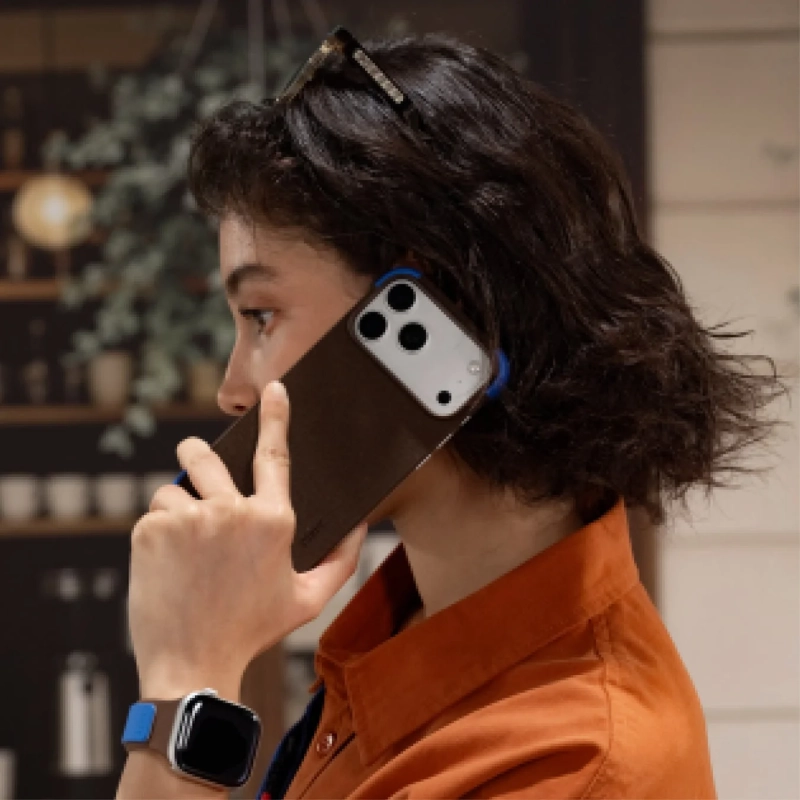 女性が通話、スマートウォッチ