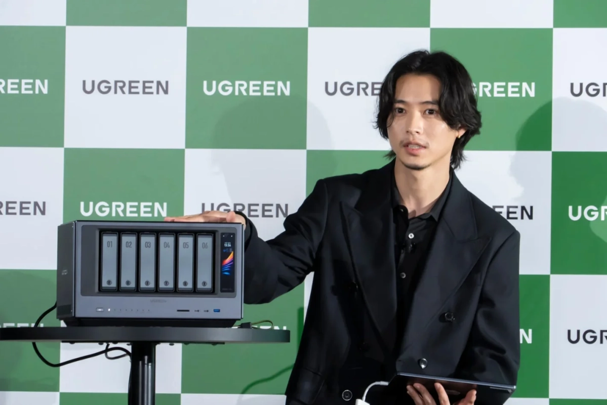 山﨑賢人さんがNASを操作する様子