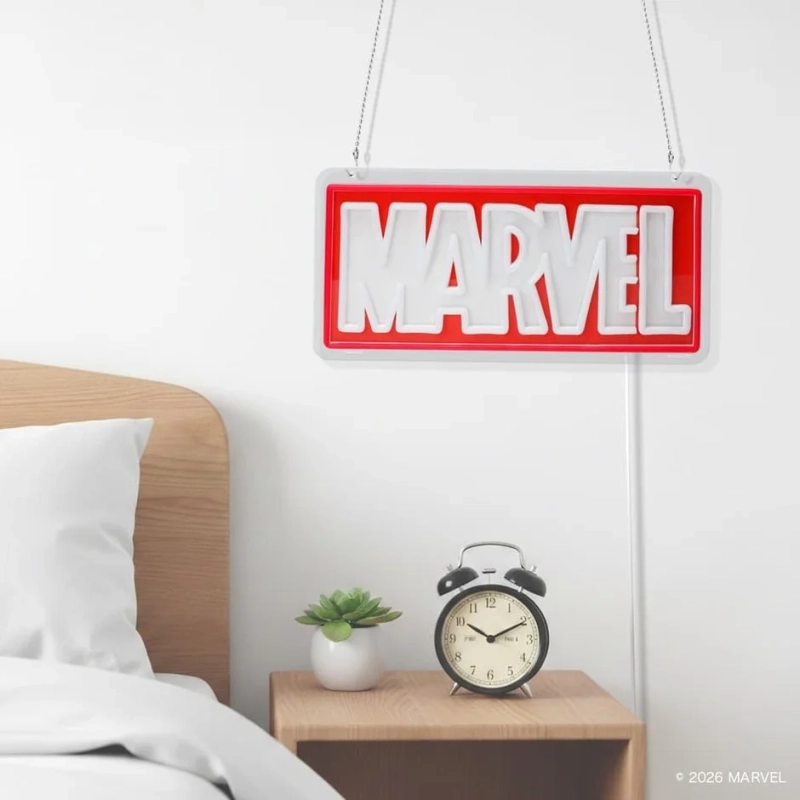 寝室の壁に飾られたMARVELライト