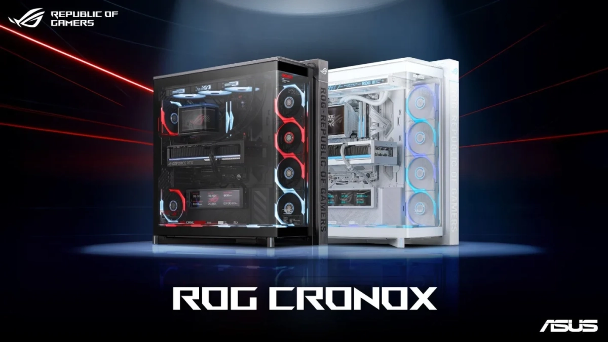 「ROG CRONOX」の黒と白のゲーミングPCケースが並んで展示されており、内部の高性能パーツと鮮やかなRGBライティングが特徴です。