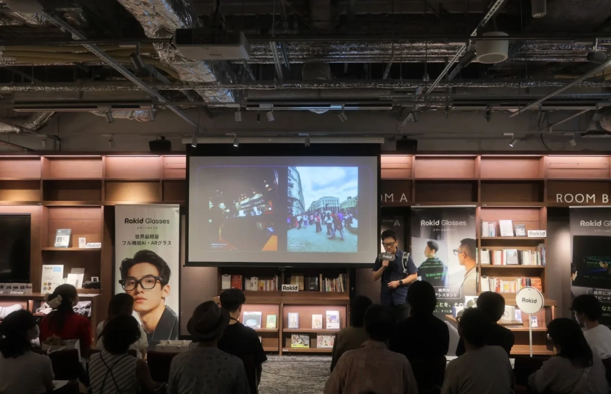 イベントでプレゼンテーションを行う講演者