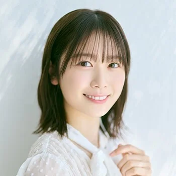 女性 ショートヘア 笑顔 白い服
