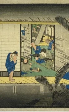 この浮世絵は、夜の水辺に立つ伝統的な日本家屋の室内で起こる出来事を描いています。家の中では数人の男性がおり、一人がかがんでおり、他の人々は争っているかのような様子を見せています。物語性のある緊迫した雰囲気が特徴です。